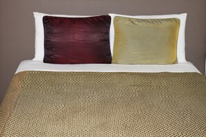 Escritorio, wifi gratis y ropa de cama 