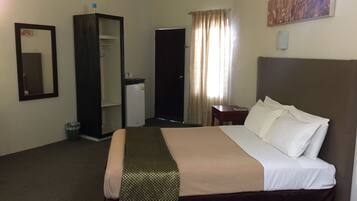 Deluxe kamer, 1 slaapkamer, terras, aan tuin | 1 slaapkamer, een bureau, gratis wifi, beddengoed