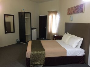 Escritorio, wifi gratis y ropa de cama 