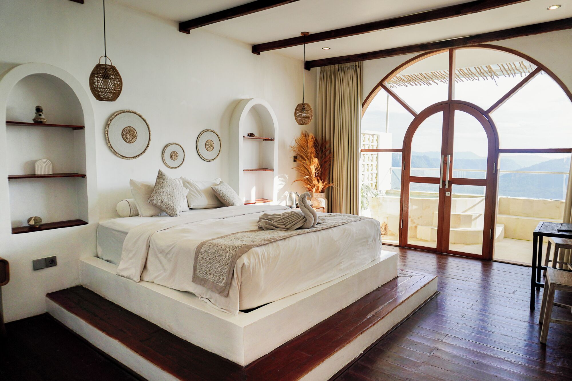 Escritorio, espacio para trabajar con laptop y wifi gratis 