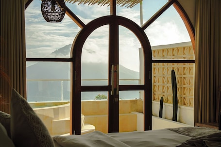 Premium Double Room, 1 King Bed, Mountain View | Desk, laptop workspace, free WiFi, bed sheets. The Kayuan