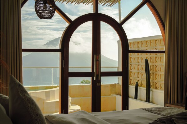 Bureau, espace de travail pour ordinateur portable, Wi-Fi gratuit