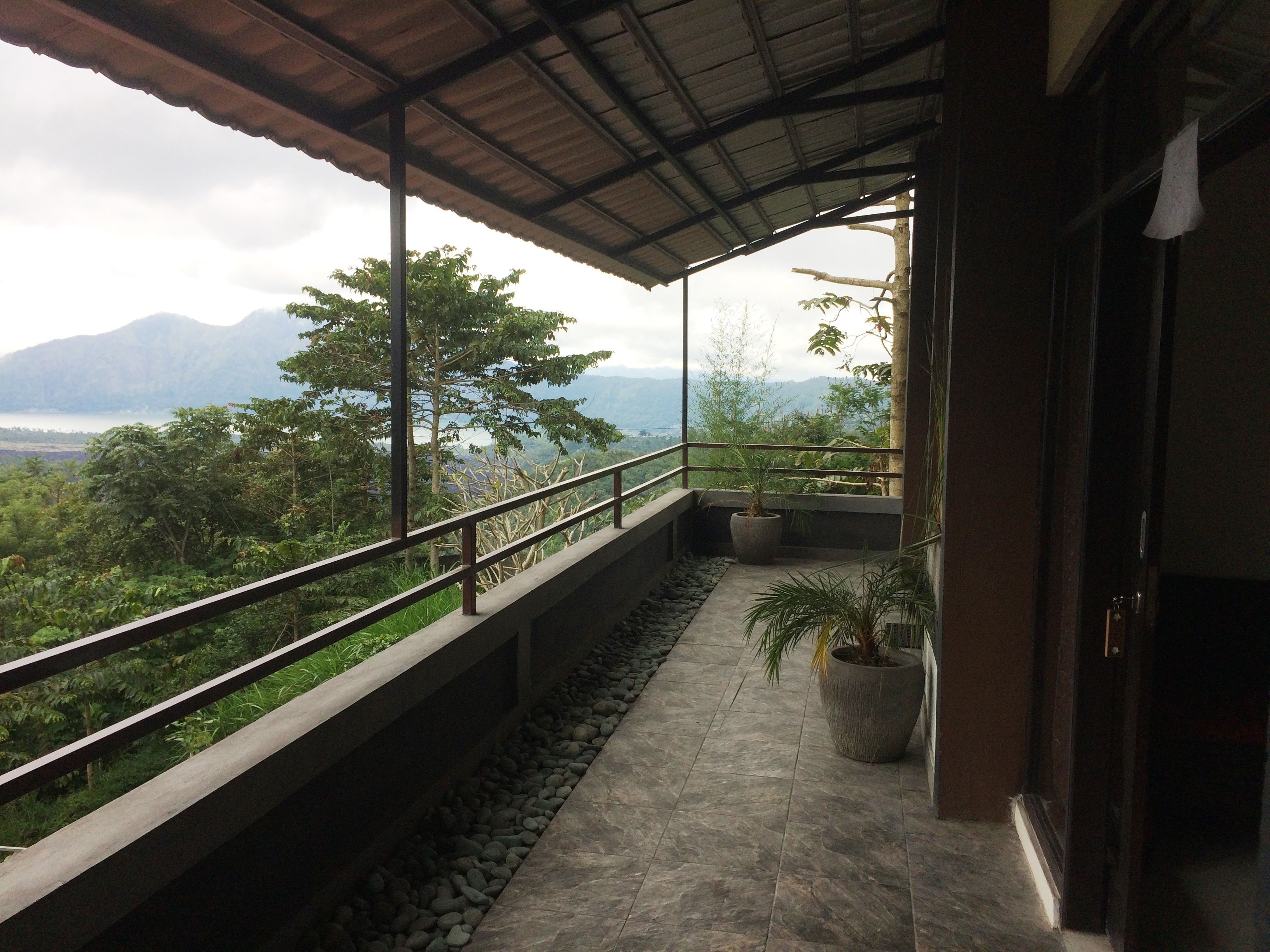 Un balcon avec vue sur les montagnes et un plan d’eau.