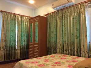 2 Private Double Rooms with Ensuite Bathroom | โต๊ะทำงาน, Wi-Fi ฟรี