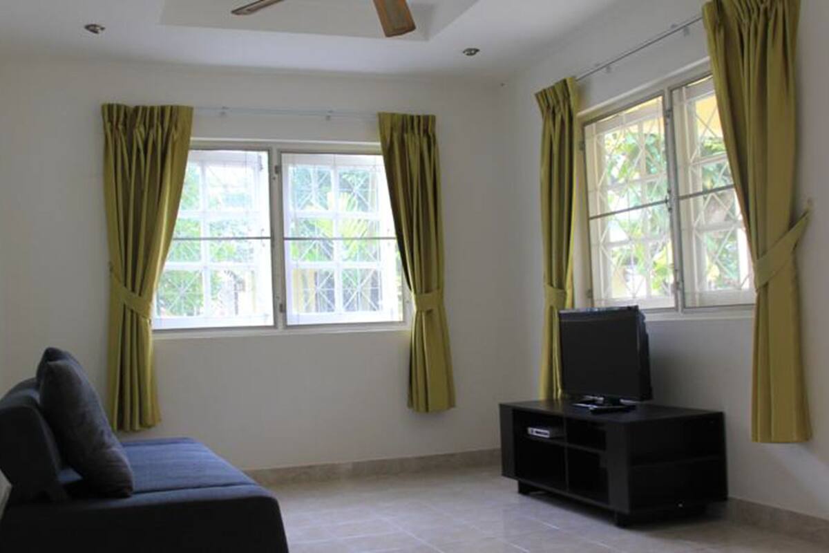 Classic Room | Living room | 32-inch LCD TV with cable channels, TV