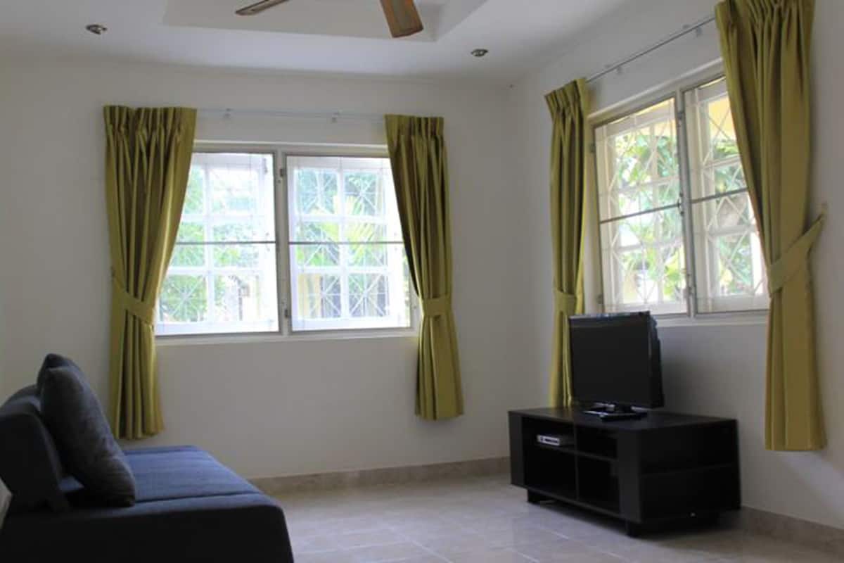 Classic Room | Living room | 32-inch LCD TV with cable channels, TV