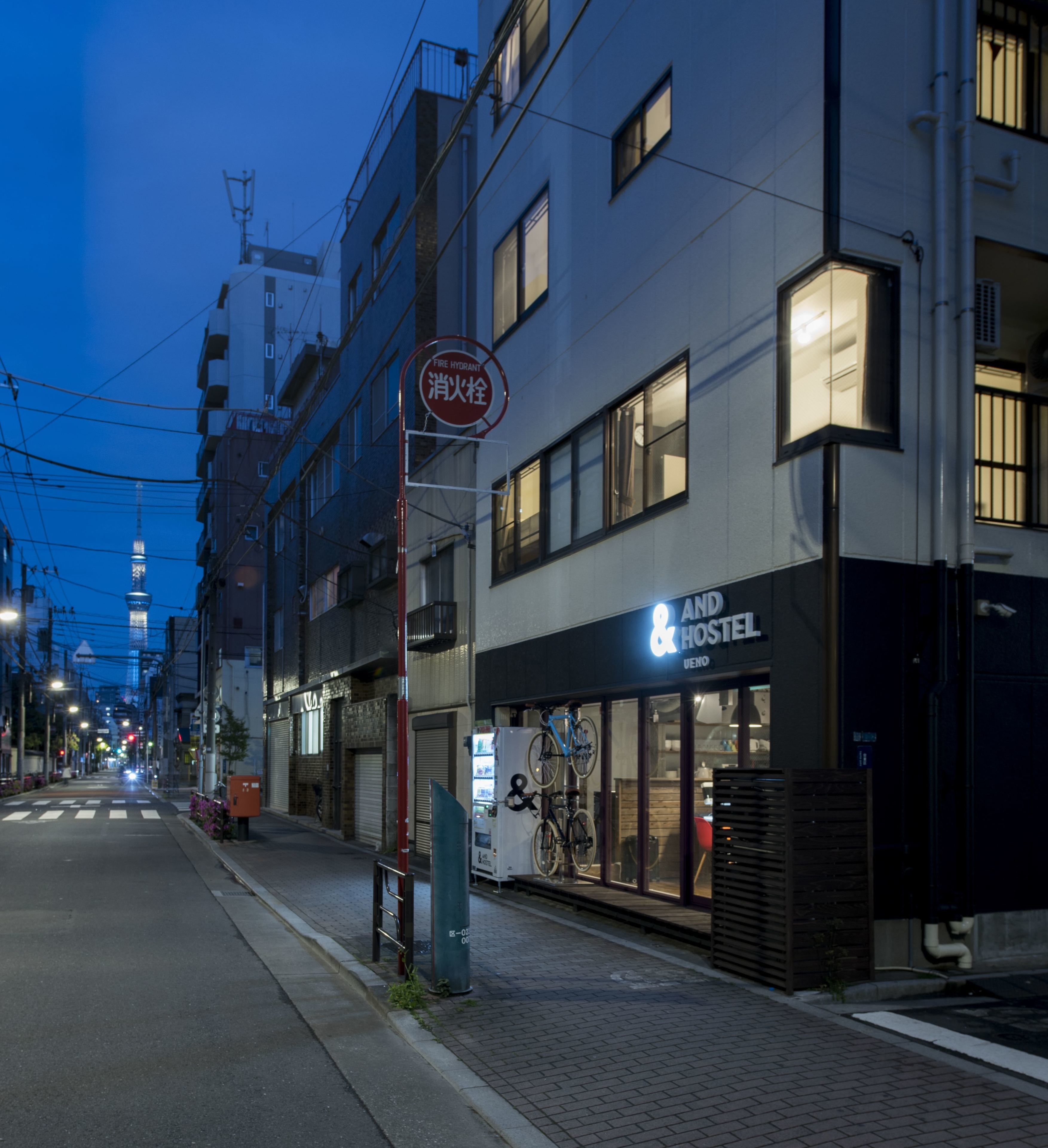 施設の正面 (日没後)