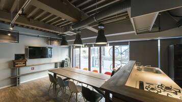 Full-sized fridge, microwave, oven, stovetop