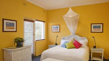 Corktree Cottage | 2 bedrooms, premium bedding, iron/ironing board, cots/infant beds