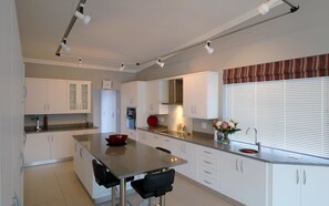 Biệt thự Cao cấp, 4 phòng ngủ, quang cảnh biển | Bếp riêng | Tủ lạnh, lò vi sóng, lò nướng, bếp nấu 