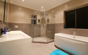 Luxury-Villa, 4 Schlafzimmer, Meerblick | Badezimmer | Badewanne und Dusche (separat), Komfortbadewanne