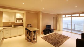 Biệt thự Cao cấp, 4 phòng ngủ, quang cảnh biển | Khu phòng khách | TV màn hình phẳng