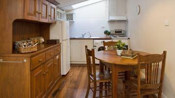 Stirling House | Private kitchen | Fridge, microwave, oven, stovetop