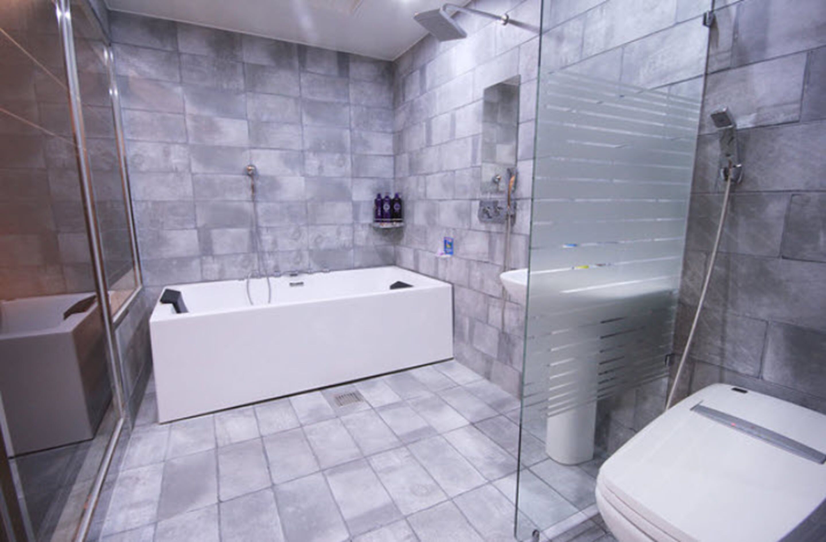 deluxe twin room | bathroom | separate bathtub and shower, jetted bath, free toiletries, hair dryer