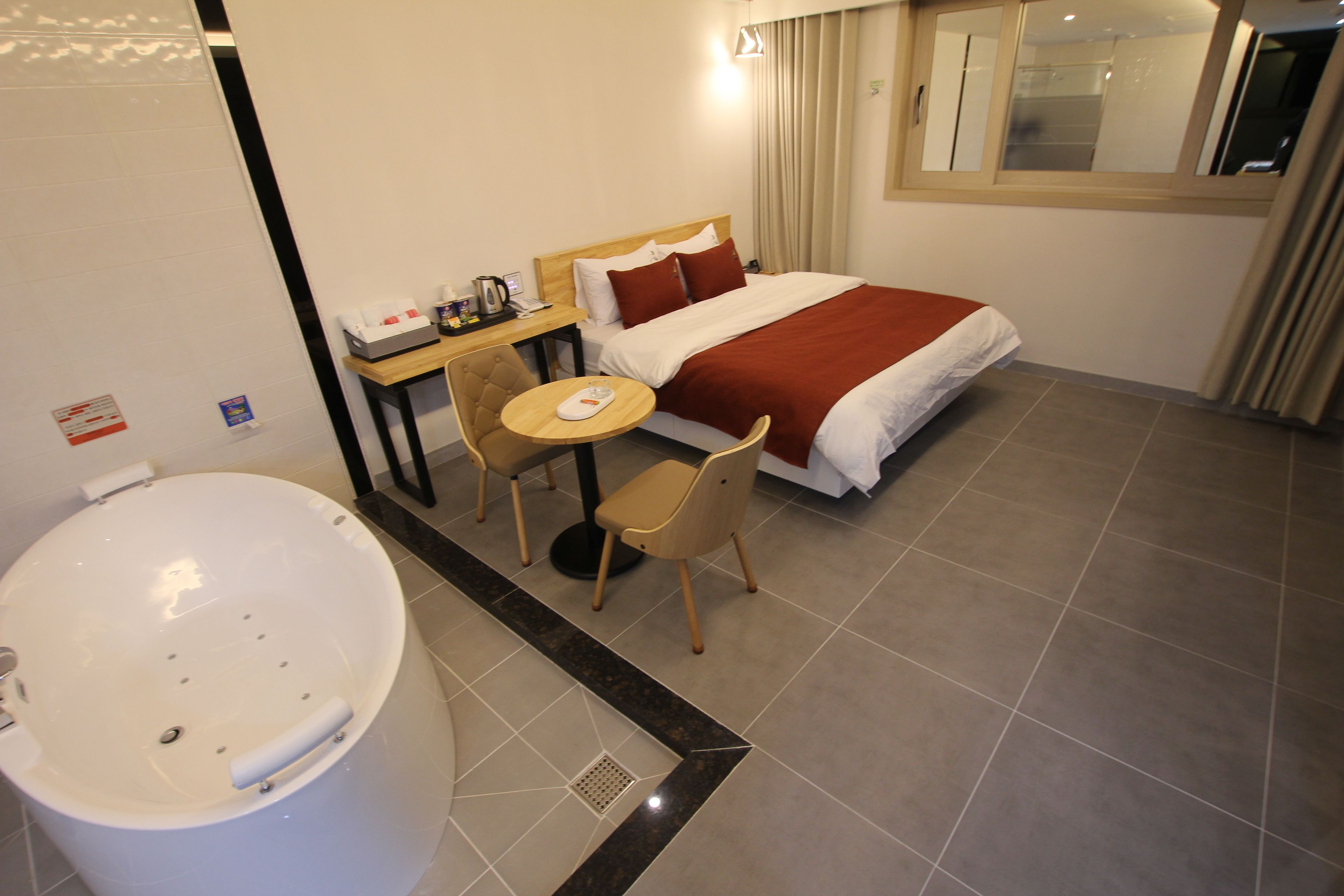 suite | jetted bathtub