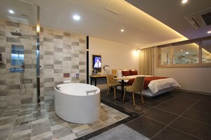 Suite (Twin Room) | Jetted tub