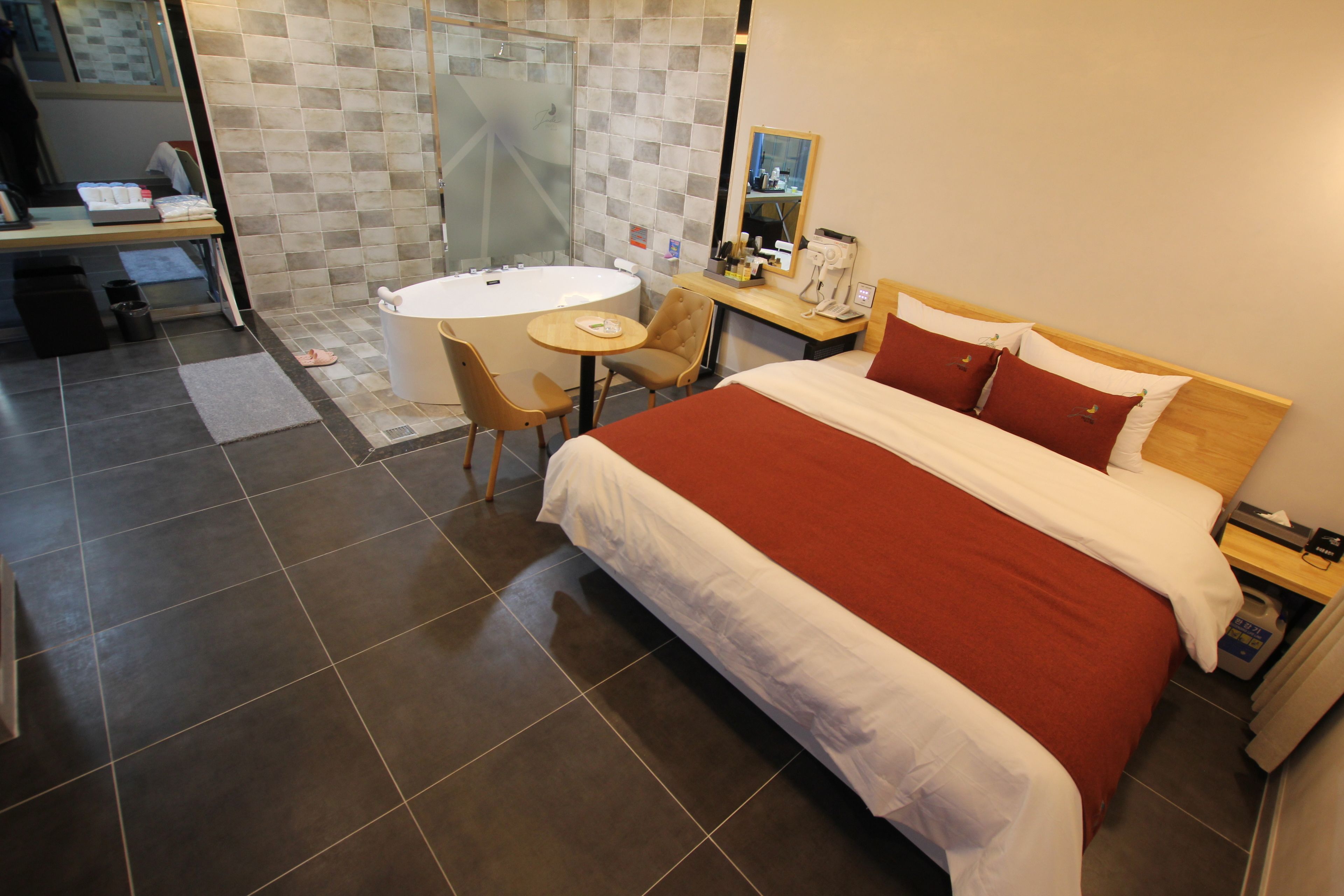 suite (twin room) | premium bedding, free wifi, bed sheets