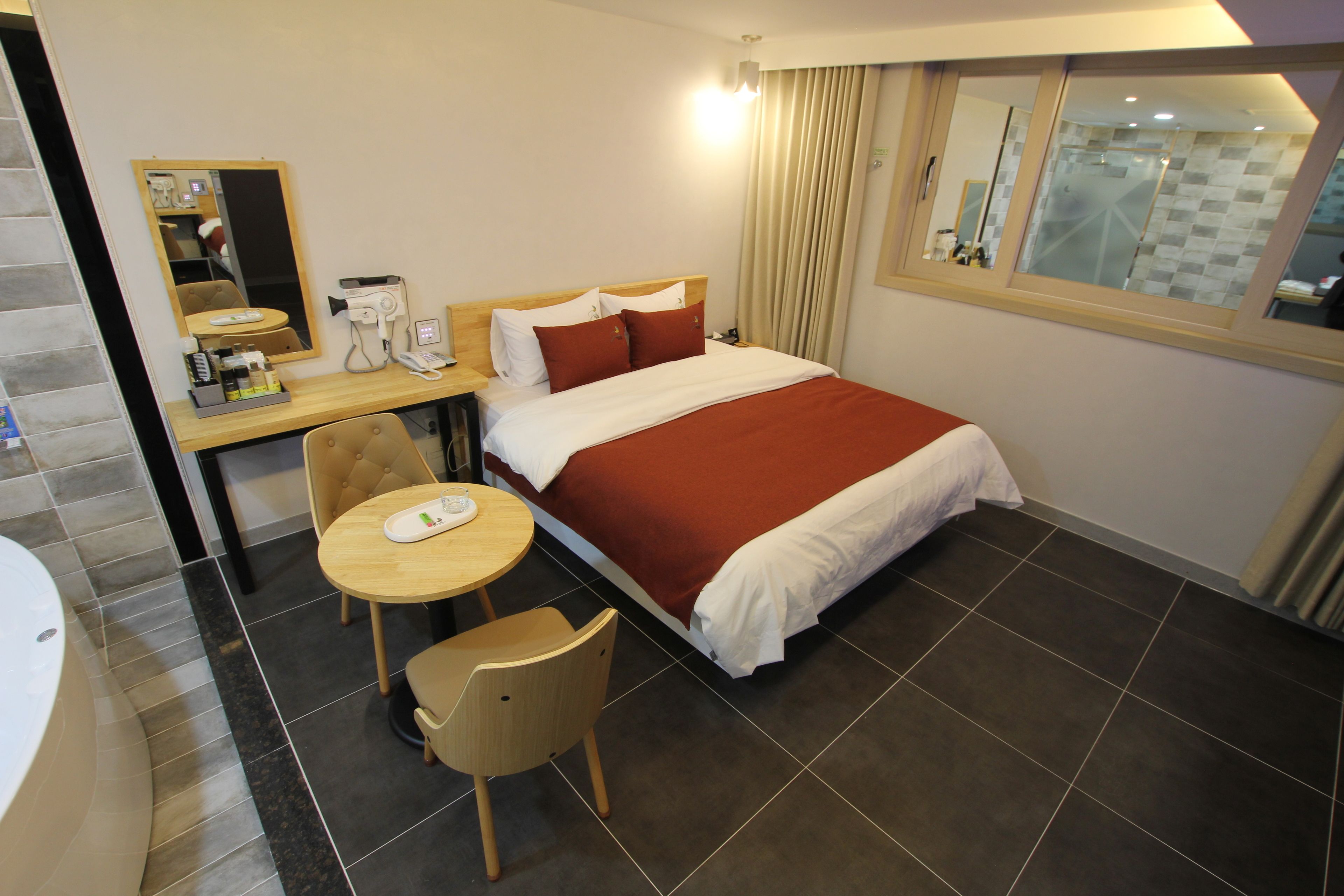 suite (twin room) | premium bedding, free wifi, bed sheets