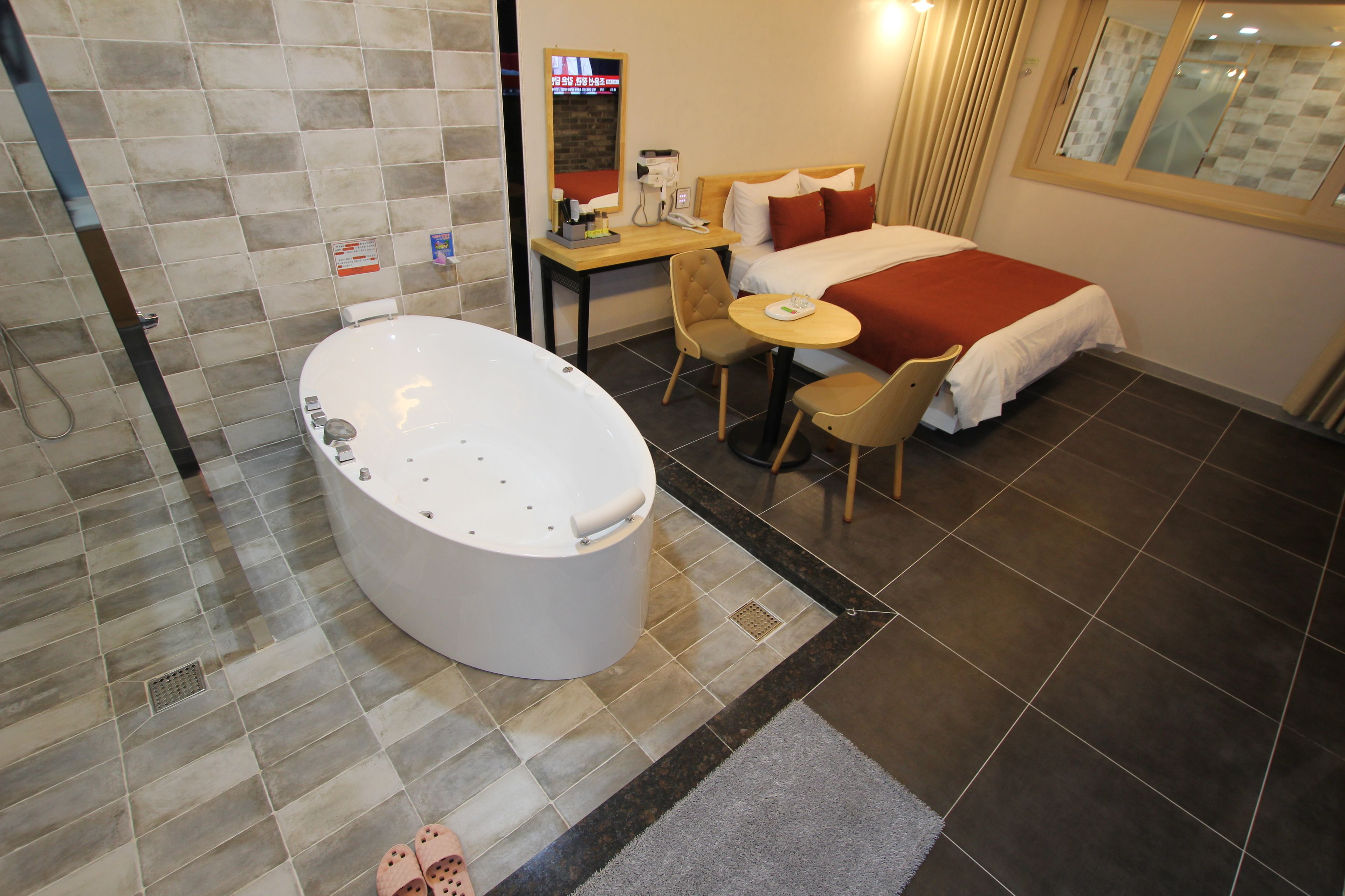 suite (twin room) | jetted bathtub