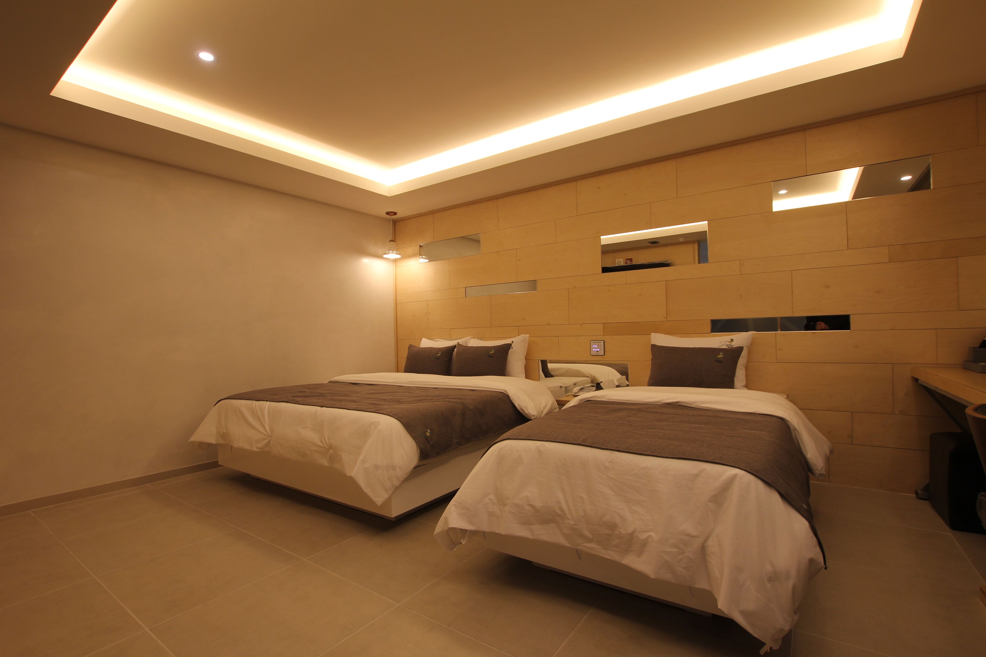 suite (twin room) | premium bedding, free wifi, bed sheets