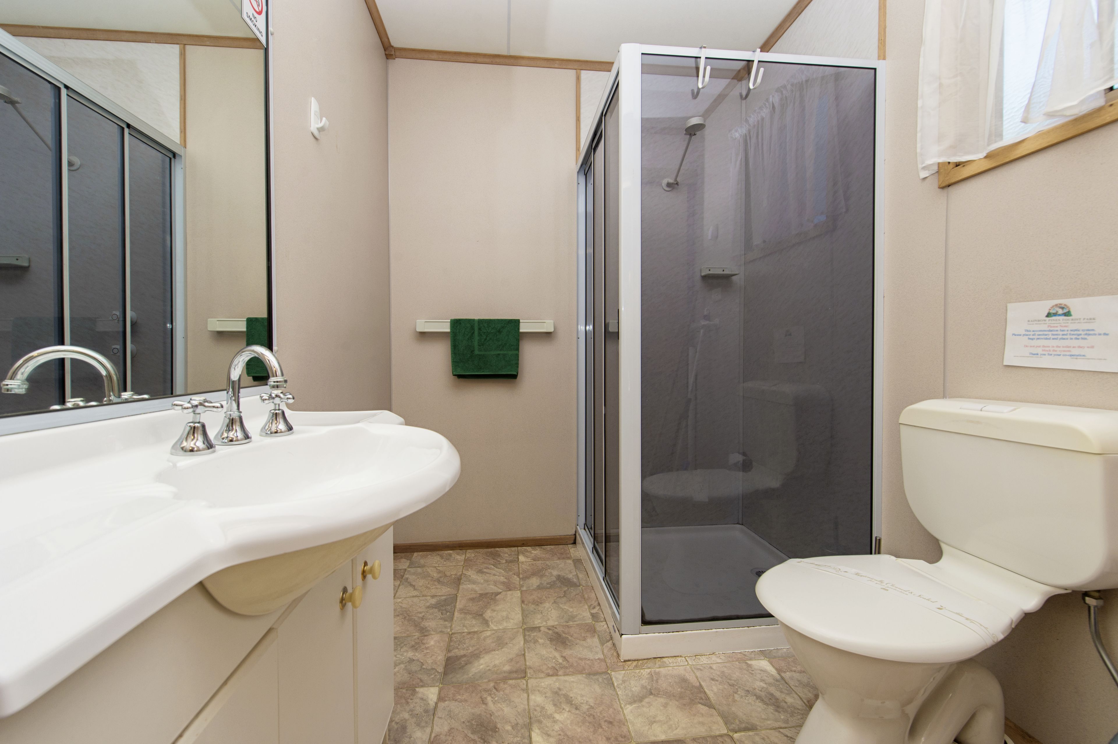 Deluxe Cabin | Bathroom | Towels