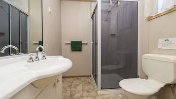 Deluxe Cabin | Bathroom | Towels