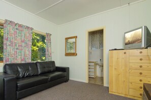 Småhus – club, 2 soverom | Oppholdsområde | En 36-tommers Flatskjerm-TV med digitale kanaler samt TV og DVD-spiller