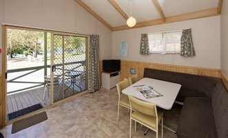 Cabaña Deluxe, 2 habitaciones, balcón, vistas al lago | Zona de estar | Televisión de pantalla plana de 36 pulgadas con canales digitales