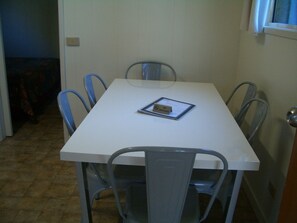 Ensuite Cabin | In-room dining - Rainbow Pines Tourist Caravan Park (Old Adaminaby)