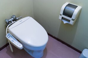 Combined shower/tub, deep soaking tub, free toiletries, hair dryer - Suwako Hotel (Suwa)