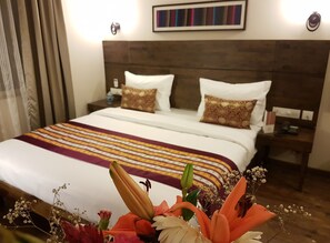 Studio Suite Desain | Brankas, meja kerja, kedap suara, dan setrika/meja setrika