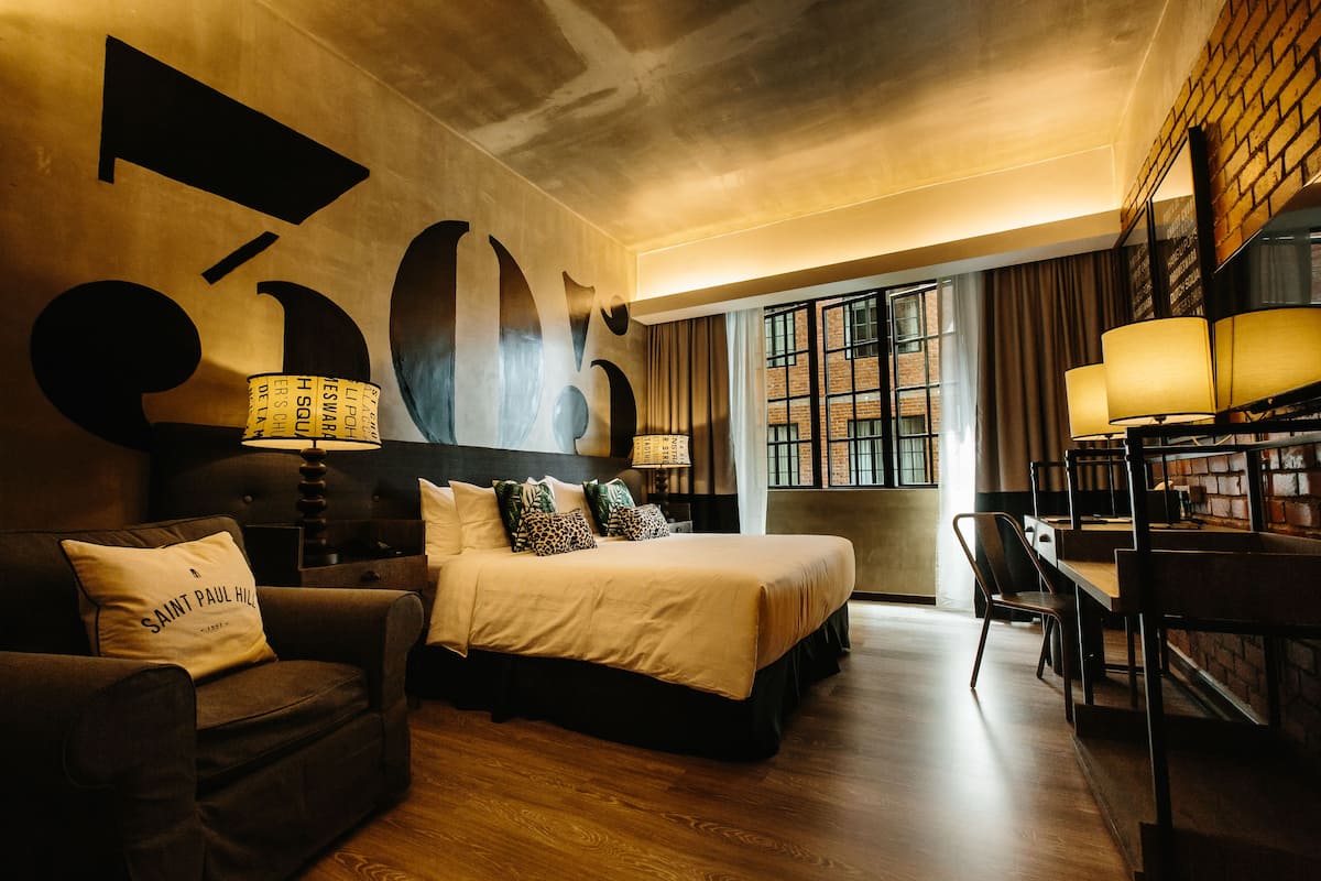 Deluxe-Zimmer, 1 King-Bett, Blick auf den Innenhof | 1 Schlafzimmer, Zimmersafe, Schreibtisch, schallisolierte Zimmer