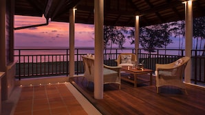 Honeymoon Villa Beachfront | Teras/patio