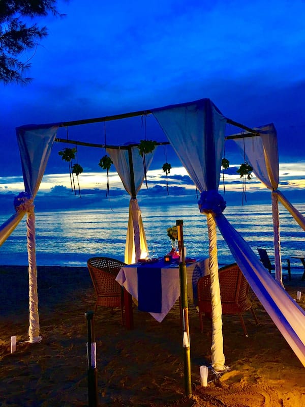 On the beach, white sand, sun-loungers, beach umbrellas