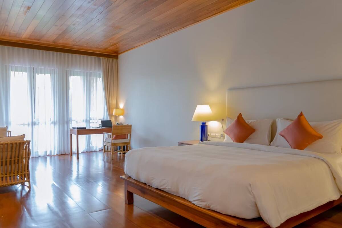 Seprai premium, bantalan ekstra lembut, minibar, dan brankas