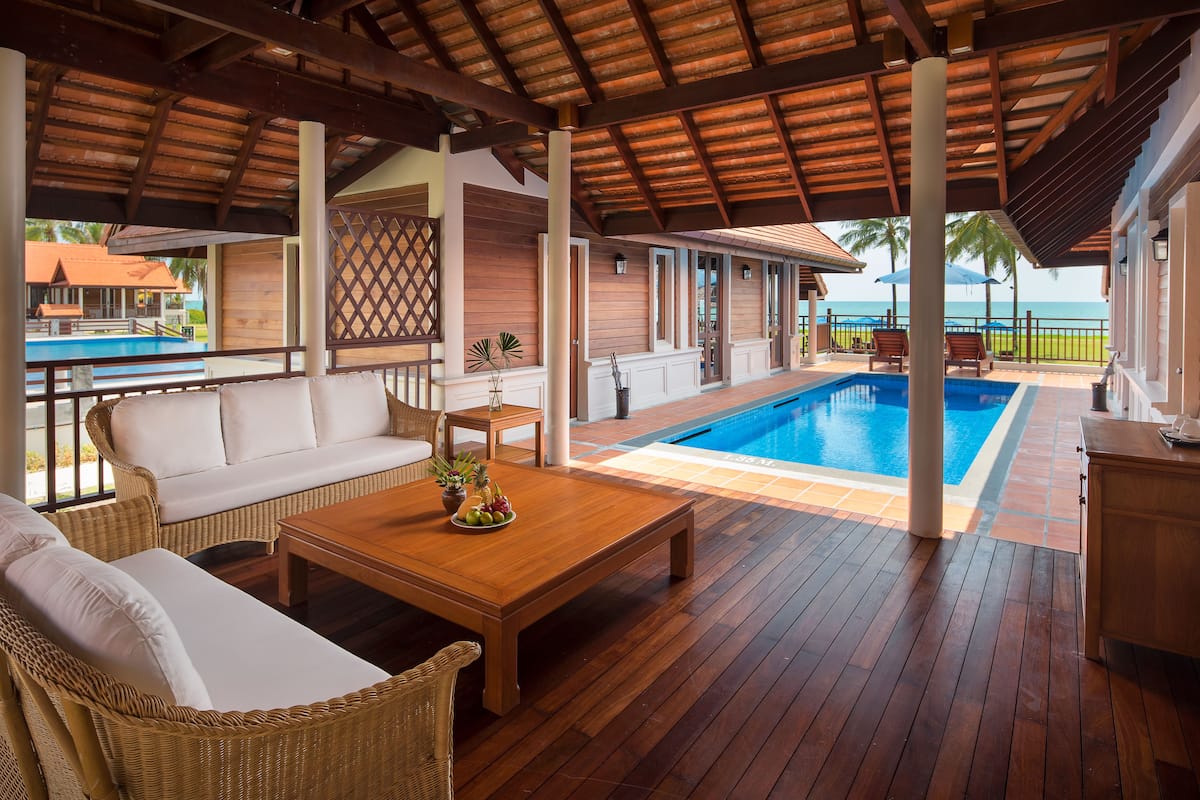 2 Bedroom Pool Villa Beachfront | 1 slaapkamer, luxe beddengoed, pillowtop-bedden, een minibar