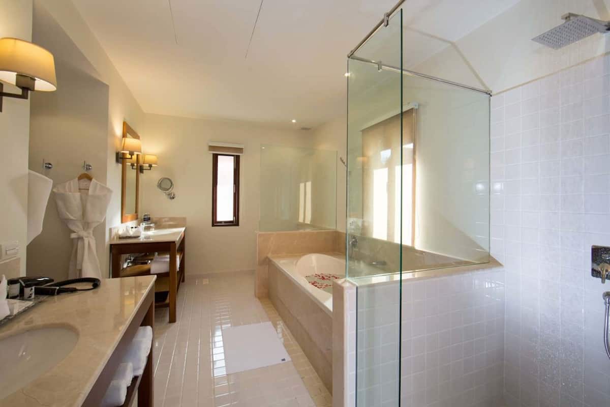 separate bathtub and shower, rainfall showerhead, free toiletries