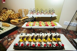 Petit déjeuner buffet servi tous les jours en supplément