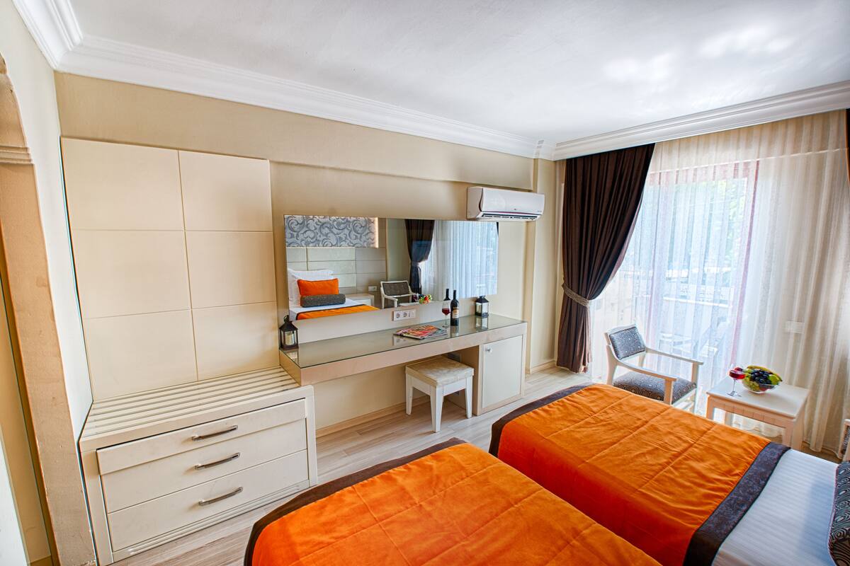 In-room safe, individually furnished, desk, laptop workspace