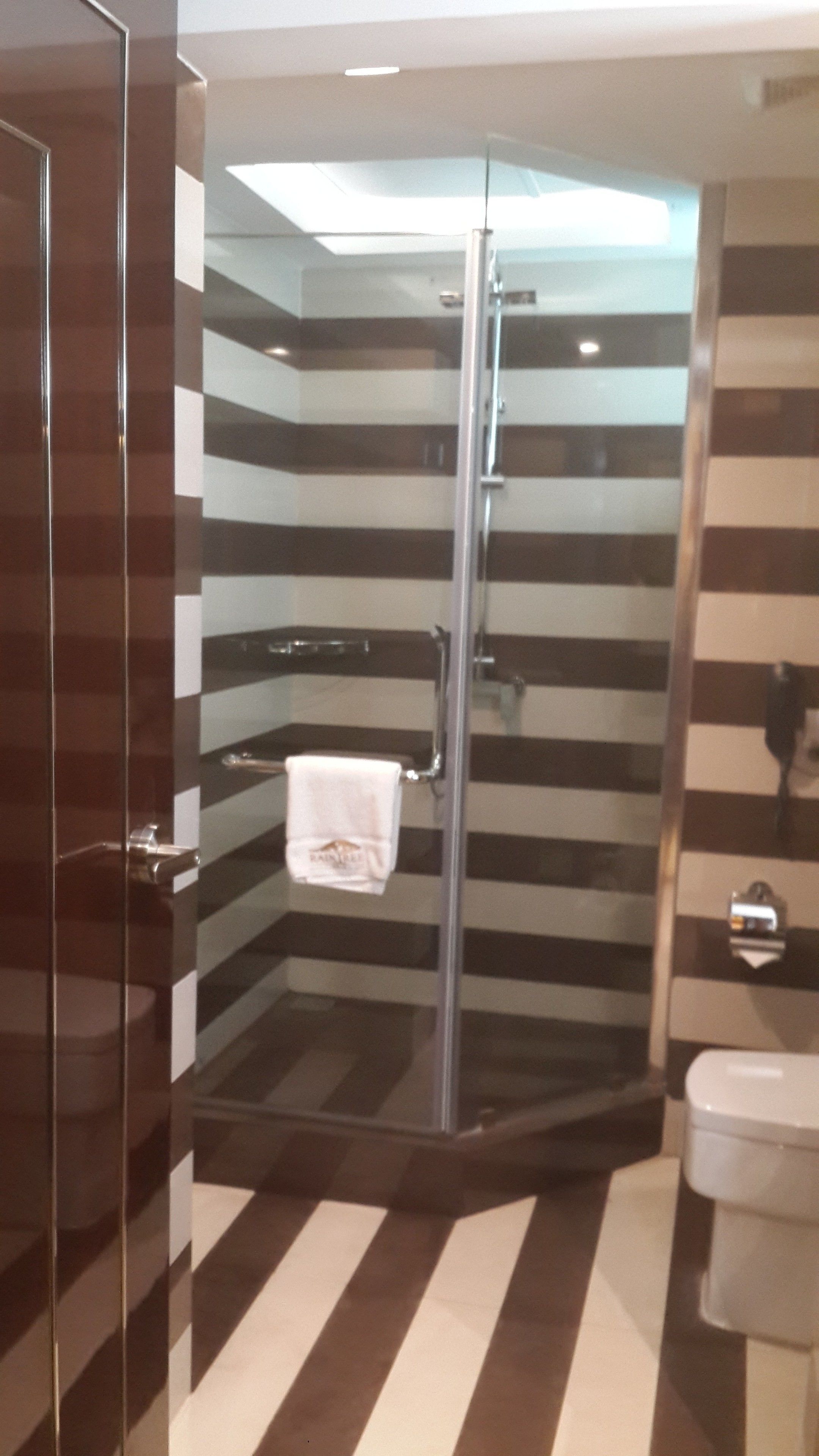 signature studio suite, city view | bathroom | shower, free toiletries, hair dryer, bathrobes