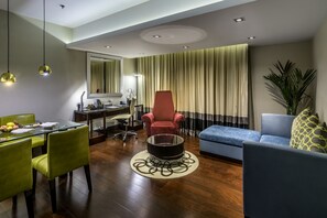 Suíte estúdio com design assinado, vista para a cidade | Roupas de cama premium, frigobar, cofres nos quartos