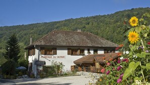 A traditional Alpine-style building with a sign reading "AUBERGE DU MORGE". - Hôtel Auberge du Morge (Les Echelles)