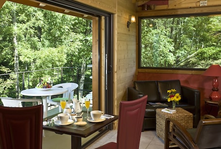 每日供应自助式早餐(每人 EUR 11). 阿尔伯格莫尔日酒店