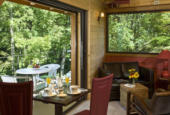 每日供应自助式早餐(每人 EUR 11)