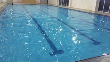 Kolam renang indoor dan kolam renang outdoor, dengan kursi berjemur