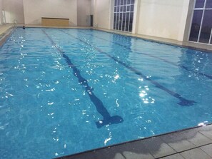 Piscine couverte, piscine extérieure, chaises longues