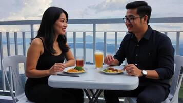 Apartemen Deluks, 1 Tempat Tidur Queen, pemandangan danau, sudut | Pemandangan balkon