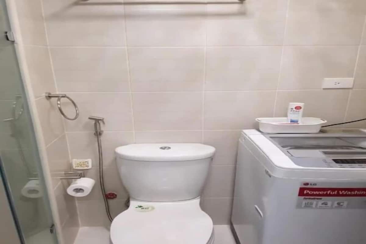 Baño | Regadera, amenidades de baño gratuitas, secadora de cabello, pantuflas