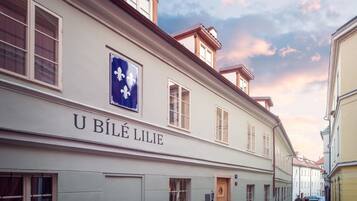 A building with a sign reading "U BILE LILIE" and a blue emblem.