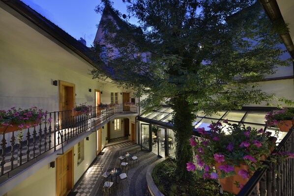 Courtyard - Hotel At the White Lily (Prague)
